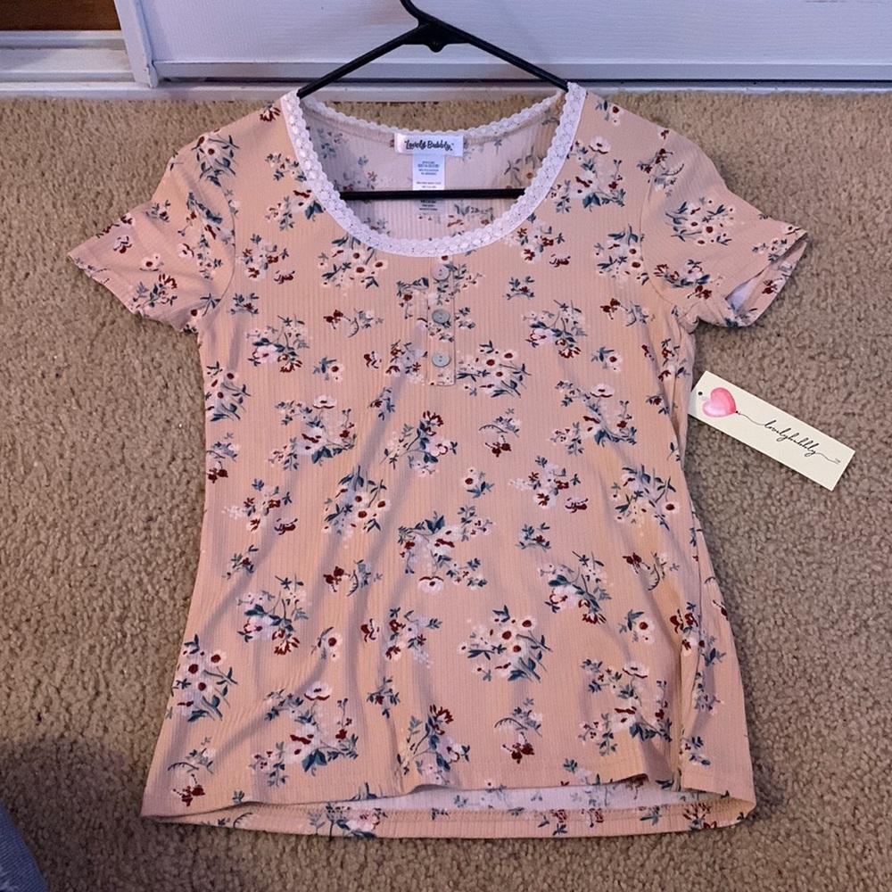 Lovelybubbly pink flowered top size Medium